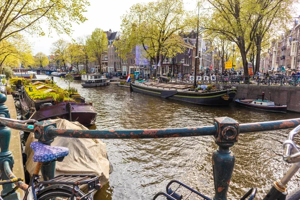 Amsterdam, Nizozemsko-13. duben 2019: jízdní kola s bridgem — Stock fotografie