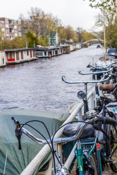 Amsterdam, Nizozemsko-13. duben 2019: jízdní kola s bridgem — Stock fotografie