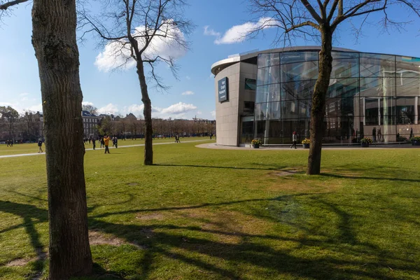 Amsterdam, Hollanda - 13 Nisan 2019: Amsteda Müzeler Parkı