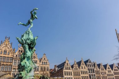 Anvers, Belçika - 7 Nisan 2019: Brabo çeşmesi, Antw'nin merkezi