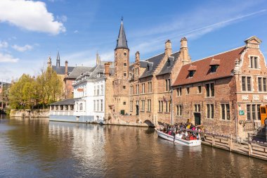 Bruges, Belçika - 05 Nisan 2019: Tarihi ortaçağ binaları