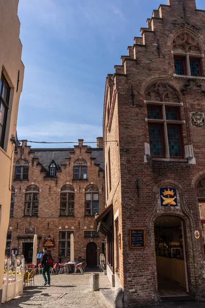 Brujas, Bélgica - 05 ABRIL 2019: Calles de la ciudad medieval o — Foto de Stock