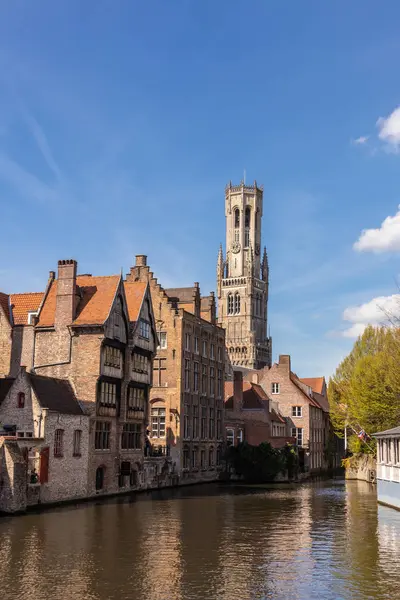 Brujas, Bélgica - 05 DE ABRIL DE 2019: Edificios medievales históricos y — Foto de Stock