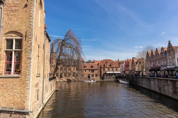 Bruges, Belçika - 05 Nisan 2019: Tarihi ortaçağ binaları