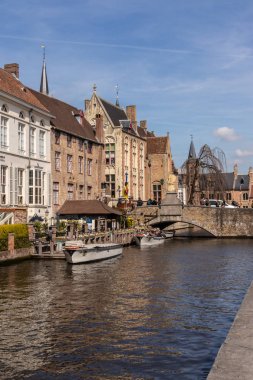 Bruges, Belçika - 05 Nisan 2019: Tarihi ortaçağ binaları