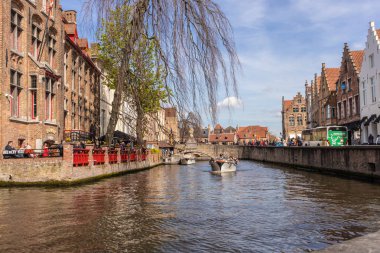Bruges, Belçika - 05 Nisan 2019: Turist çeken tur teknesi