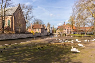 Bruges, Belçika - 05 Nisan 2019: Ortaçağ şehrinin sokakları o