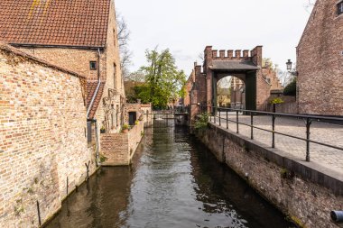 Bruges, Belçika - 05 Nisan 2019: Tarihi ortaçağ binaları