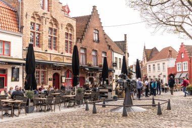 Bruges, Belçika - 05 Nisan 2019: Ortaçağ şehrinin sokakları o