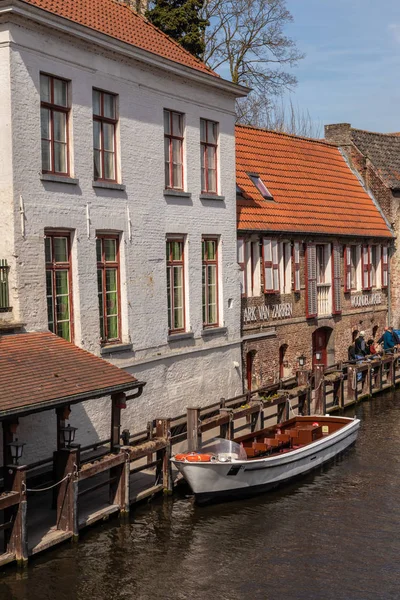 Bruggy, Belgie-duben 05, 2019: historické středověké budovy — Stock fotografie