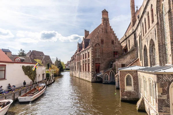 Bruggy, Belgie-duben 05, 2019: historické středověké budovy — Stock fotografie