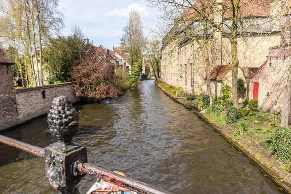 Bruggy, Belgie-duben 05, 2019: historické středověké budovy — Stock fotografie