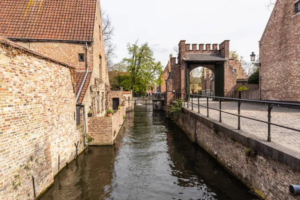 Bruges, Belgio - APRILE 05, 2019: Edifici storici medievali e — Foto Stock