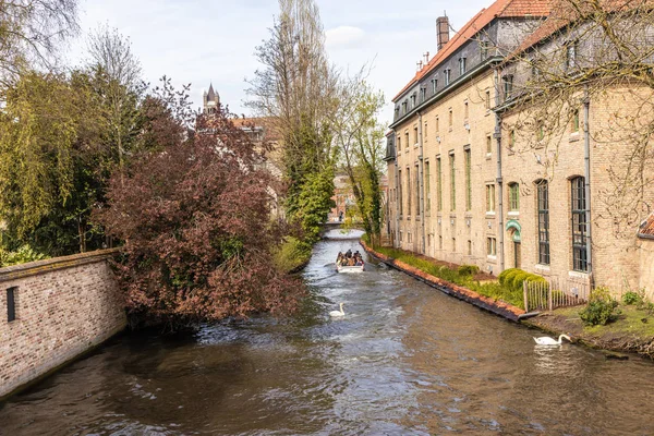 Bruggy, Belgie-duben 05, 2019: historické středověké budovy — Stock fotografie