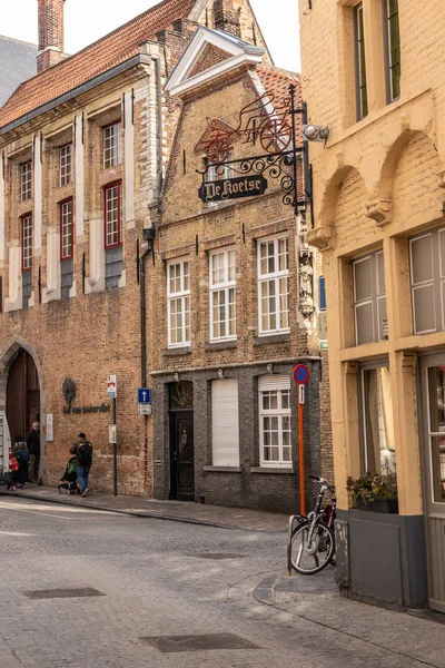 Brugge, België-april 05, 2019: straten van de middeleeuwse stad o — Stockfoto