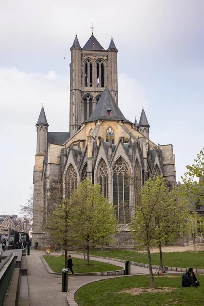 Gante, Bélgica - 6 DE ABRIL DE 2019: Iglesia de San Nicolás en el hi — Foto de Stock