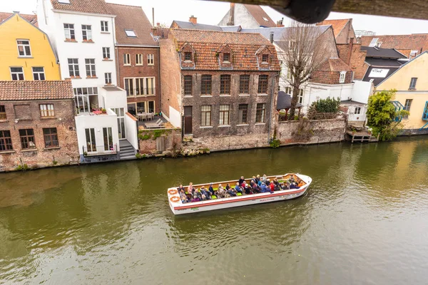 Ghent, Belgie – 6. dubna 2019: výlet lodí po kanálu v Ghentu — Stock fotografie