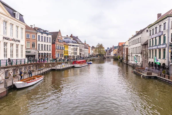 Ghent, Belgie – 6. dubna 2019: výlet lodí po kanálu v Ghentu — Stock fotografie