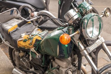 Paris, Fransa - 8 Nisan 2019: Paris'te Honda eski motosiklet