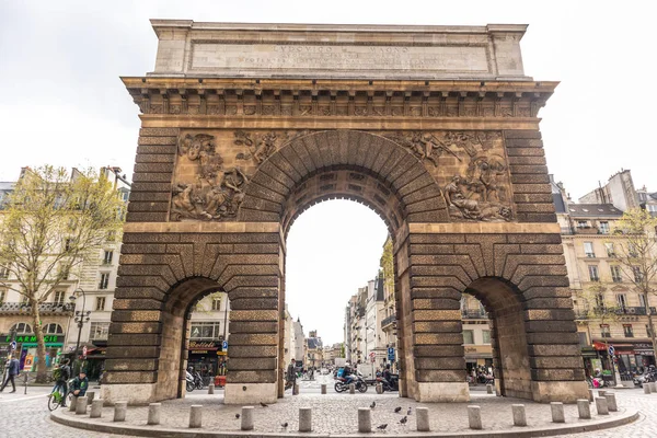 París, Francia - 8 DE ABRIL DE 2019: Cozy Street. Paisaje urbano de París . — Foto de Stock