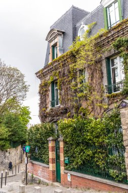 Paris, Fransa - 8 Nisan 2019: P ile kaplanmış bir binanın cephesi