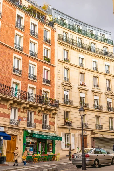 París, Francia - 8 DE ABRIL DE 2019: Cozy Street. Paisaje urbano de París . — Foto de Stock