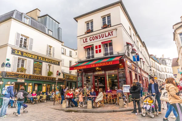 París, Francia - 8 DE ABRIL DE 2019: Cozy Street. Paisaje urbano de París . — Foto de Stock