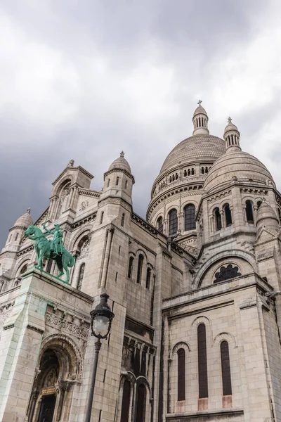 París, Francia - 8 de ABRIL de 2019: Vista de la Basílica del Sacre Coeur en — Foto de Stock