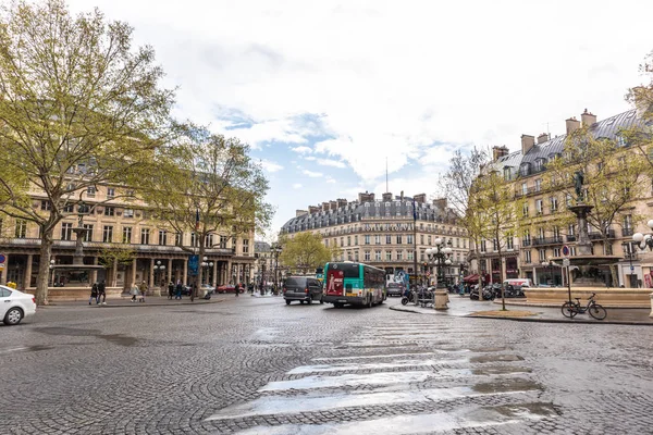 París, Francia - 9 DE ABRIL DE 2019: Cozy Street. Paisaje urbano de París . — Foto de Stock