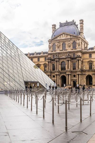 Paris, France - 9 AVRIL 2019 : Les angles alternatifs du Louvre — Photo