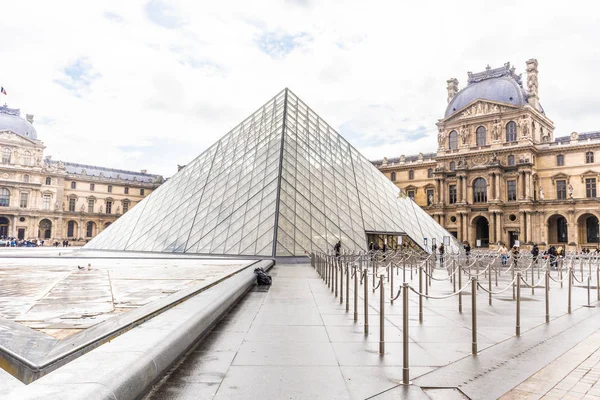 París, Francia - 9 DE ABRIL DE 2019: Ángulos alternativos del Louvre — Foto de Stock