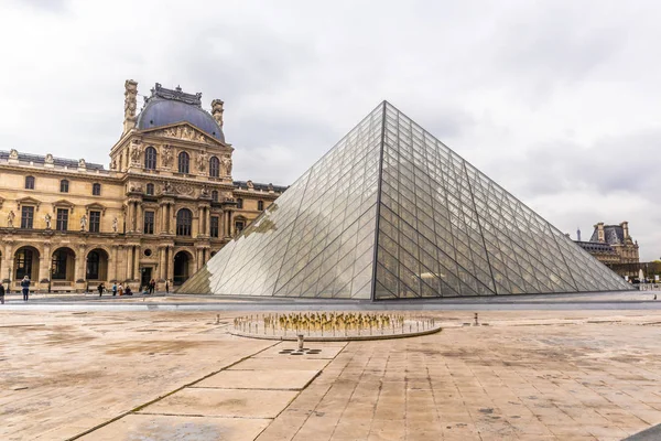 法国巴黎 - 2019年4月9日：卢浮宫的替代角度 — 图库照片