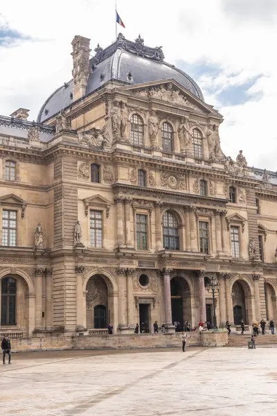 Paris, France - 9 AVRIL 2019 : Ancien bâtiment près du Louvre, Par — Photo