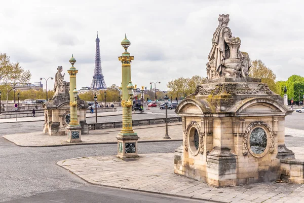 París, Francia - 9 DE ABRIL DE 2019: Torre Eifel vista desde otra — Foto de Stock