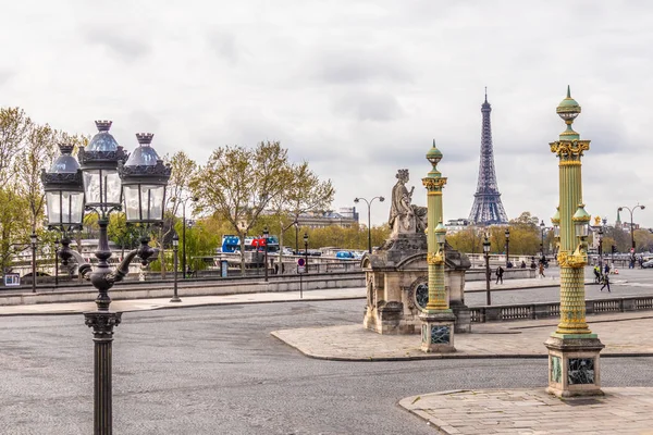 París, Francia - 9 DE ABRIL DE 2019: Torre Eifel vista desde otra — Foto de Stock