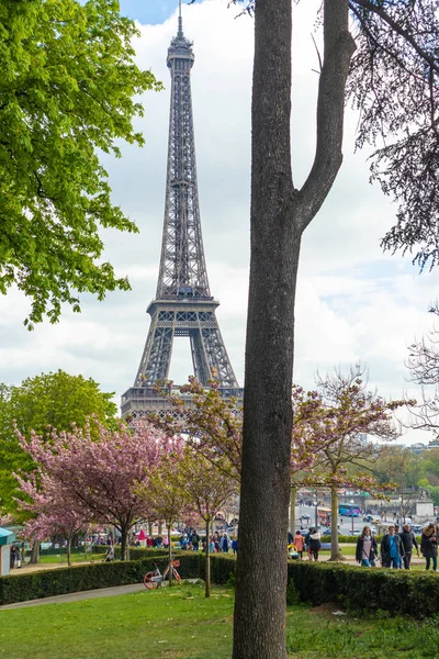 Parijs, Frankrijk-9 april 2019: Eifel toren gezien vanuit een andere — Stockfoto