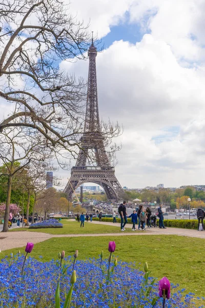 París, Francia - 9 DE ABRIL DE 2019: Torre Eifel vista desde otra — Foto de Stock