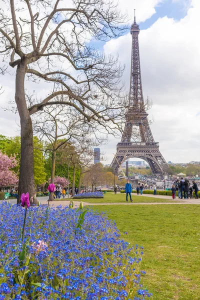 París, Francia - 9 DE ABRIL DE 2019: Torre Eifel vista desde otra — Foto de Stock