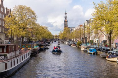 Amsterdam, Hollanda - 13 Nisan 2019: Ams'taki Evler ve Tekneler