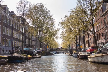 Amsterdam, Hollanda - 14 Nisan 2019: Ams'taki Evler ve Tekneler