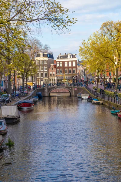 Amsterdam, Nizozemsko-12. dubna 2019: domy a čluny na AMS — Stock fotografie