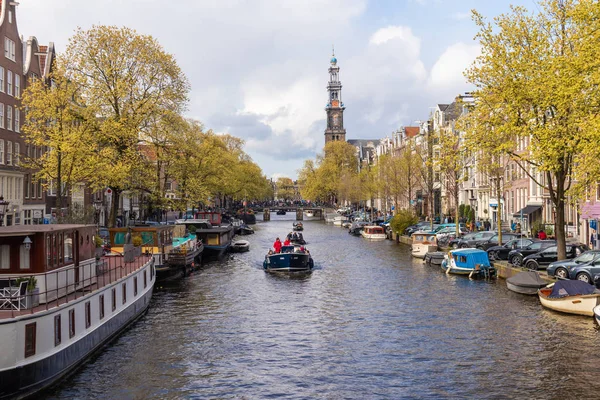 Amsterdam, Nizozemsko-13. duben 2019: domy a čluny na AMS — Stock fotografie