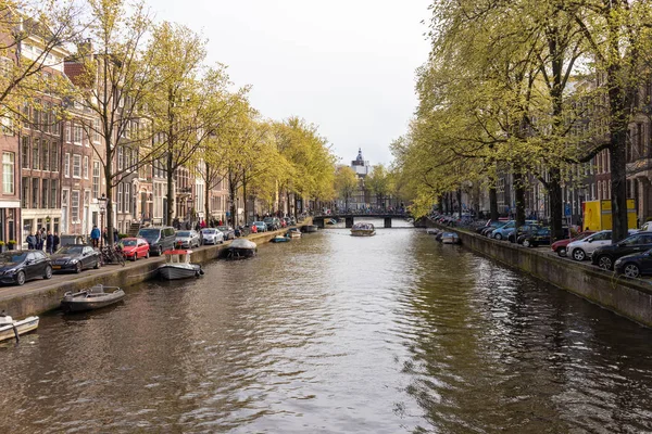 Amsterdam, Nizozemsko-13. duben 2019: domy a čluny na AMS — Stock fotografie