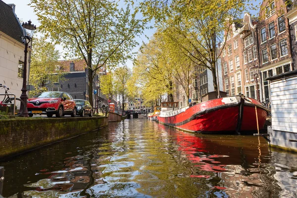 Amsterdam, Nizozemsko-14. duben 2019: domy a čluny na AMS — Stock fotografie