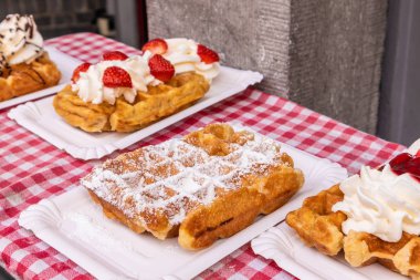 Bruges, Belçika Geleneksel Belçika waffels ile Vitrin