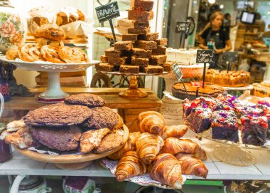 Kruvasan, kek, kurabiye ile fırın vitrin. Paris, Fransa