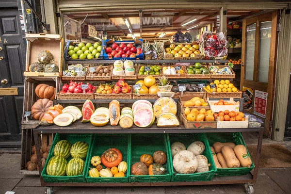 Legumes e frutas frescas na cidade de Camden, Londres — Fotografia de Stock
