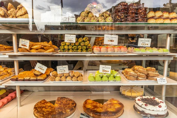 Muitas sobremesas coloridas e de bom gosto em uma loja de pastelaria — Fotografia de Stock