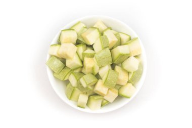 Kabak dilimlenmiş. Bir kasede küp küp doğra. Üst görünüm