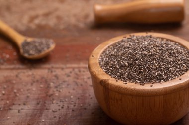 Tahta bir kasede Chia tohumları